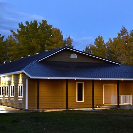 The Lion Inn & Suites Chetwynd المظهر الخارجي الصورة