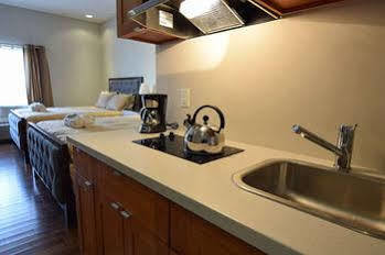The Lion Inn & Suites Chetwynd المظهر الخارجي الصورة